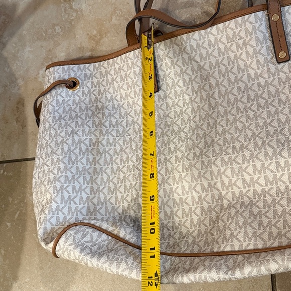 ๐ Michael Kors comes w gift ๐ Signature cream tan colors big bag pocketbook - Picture 9 of 10